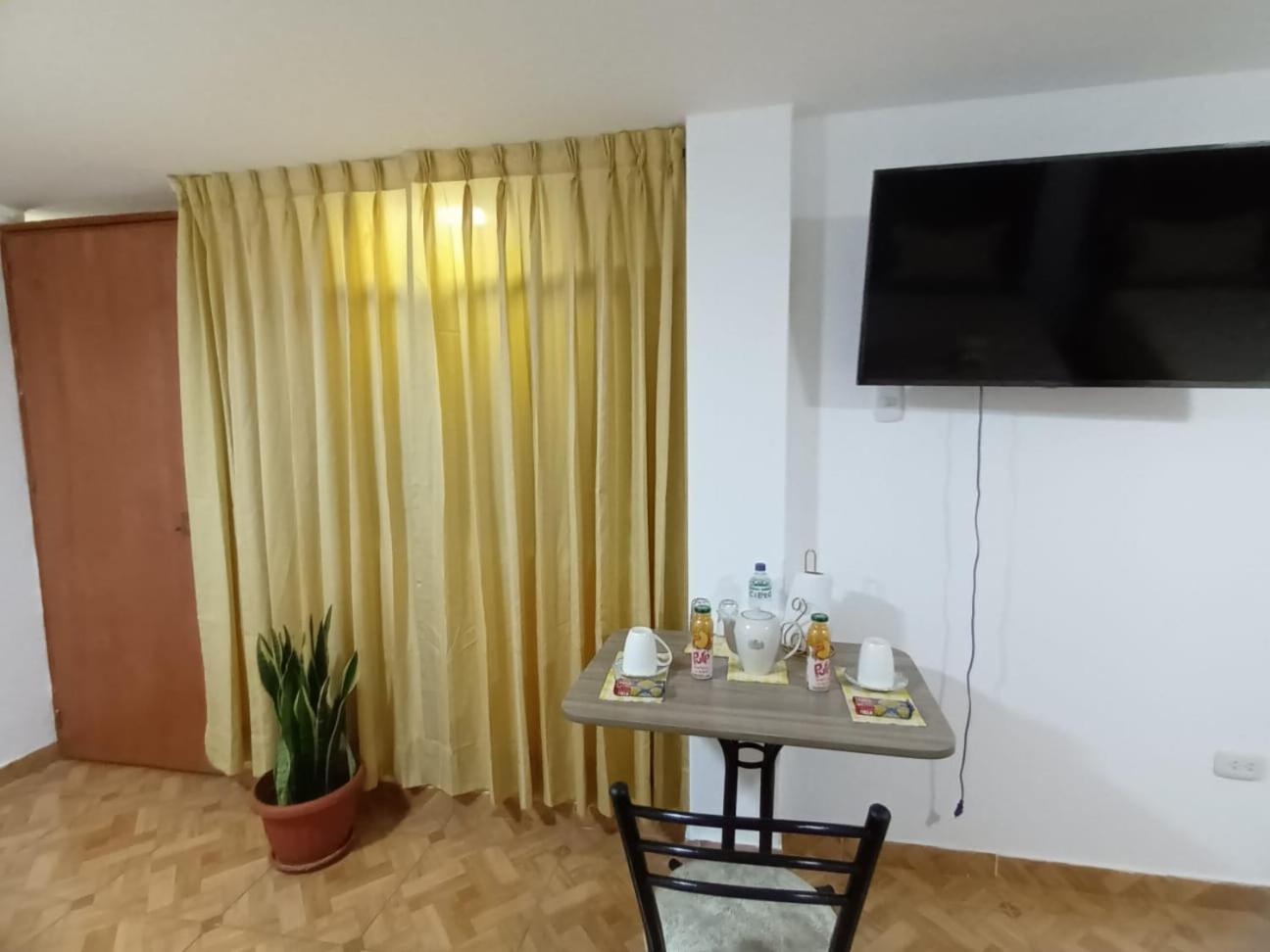 Right Across From The Airport - Free Shuttle - A Y J Familia Apartment Lima Ngoại thất bức ảnh